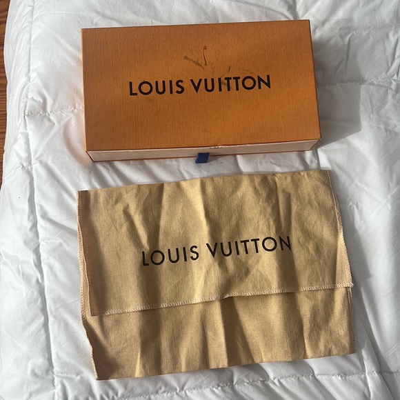 Louis Vuitton Epi Leather Pochette W/ full inclusion - Picture 11 of 15